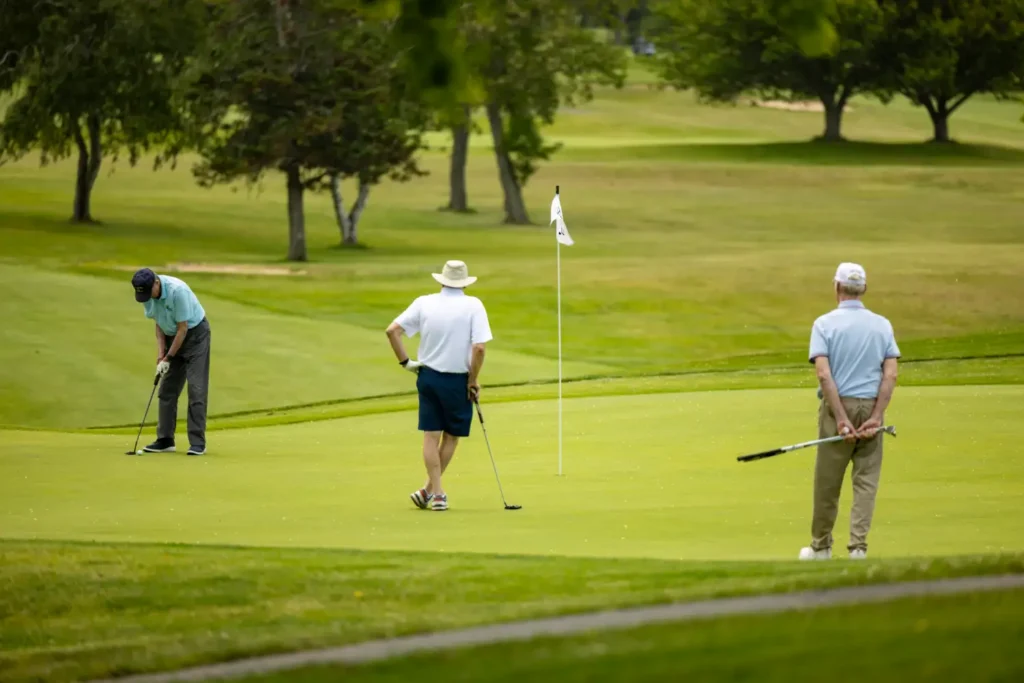 Services & Amenities 31 a group of residents playing golf